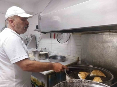 Sıcak havalarda güçlükle çalışan çibörek ustasının motivasyon kaynağı misafirler