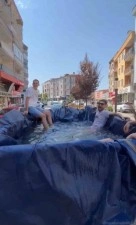 Traktörün römorkunu havuz yapıp şehir turu attılar