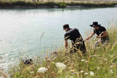 Sıcaklar etkisini artırmadan 3 kişi serinlemek isterken &ouml;ld&uuml;
