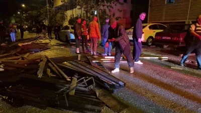 Şiddetli fırtına evin &ccedil;atısını u&ccedil;urdu, 6 ara&ccedil; hasar g&ouml;rd&uuml;