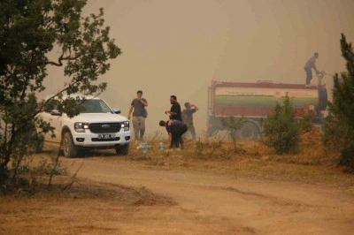 Şiddetli rüzgar alevleri yerleşim yerine yaklaştırdı