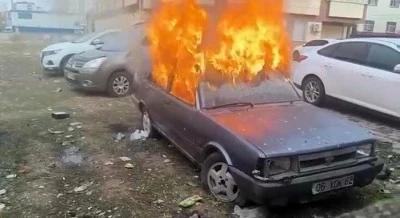 Siirt Kurtalan'da Park Halindeki Otomobil Alevlere Teslim Oldu