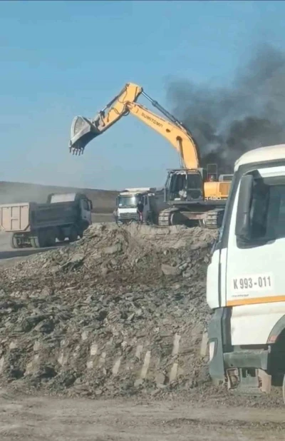 Siirt&rsquo;te demir yolu inşaatında iş makinesi yandı