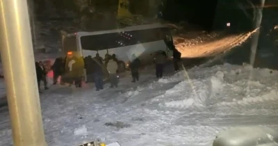 Cenaze taşıyan otob&uuml;s ve hastaları bir bir kurtarıldı