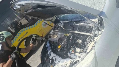 Siirt&rsquo;te seyir halindeki hafif ticari aracın motoru alev aldı
