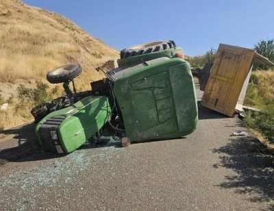 Siirt&rsquo;te seyir halindeki trakt&ouml;r devrildi: 4 yaralı