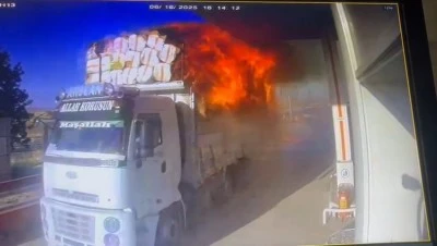 Silvan'da Alev Alev Yanan Kamyon Petrol İstasyonuna Girdi!