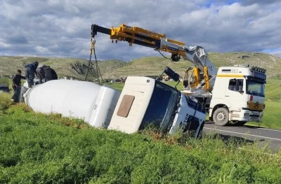 Silvan&rsquo;da Beton Mikseri Tarlaya U&ccedil;tu