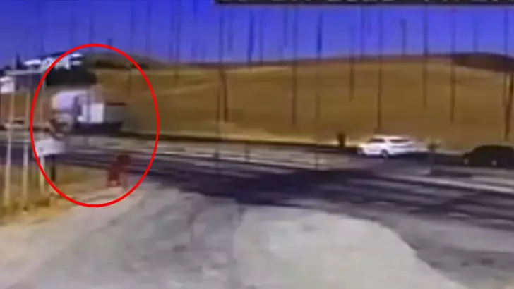 Silvan’da feci kaza: Tır saman yüklü kamyona çarptı sürücü öldü