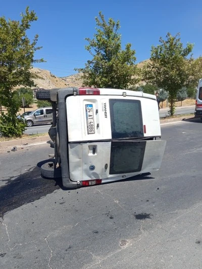 Silvan&rsquo;da iki aracın karıştığı kazada 2 kişi yaralandı