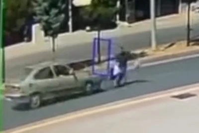 Silvan’da otomobil yayaya çarptı: 1 kişi ağır yaralı