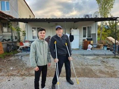 Deprem sonrası yaralar anında sarılıyor