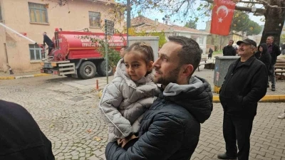 Evlerinin yıkılışını hüzünlü gözlerle izlediler