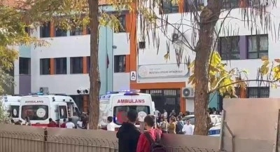 Sınıfın i&ccedil;inde yangın t&uuml;p&uuml; sıktılar: &Ccedil;oğu &ouml;ğrenci tozdan etkilendi