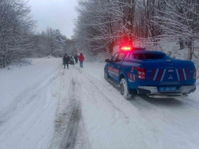 Sinop’ta kar nedeniyle yolda mahsur kalan vatandaşlar kurtarıldı