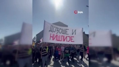 Sırbistan&rsquo;da protesto hazırlığı: Y&uuml;zlerce &ouml;ğrenci sokaklarda uyudu