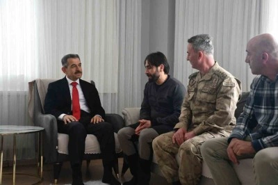 Şırnak Valisi Ekici çığda kurtarılan operatörü ziyaret etti