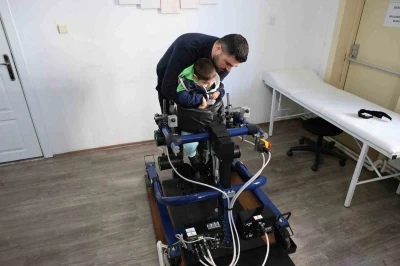 Mobil y&uuml;r&uuml;me robotu &ccedil;ocuklara umut oluyor