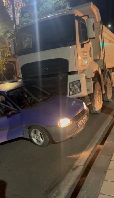 Sivas’ta Kamyon Otomobile Çarptı: 1 Kişi Yaralandı
