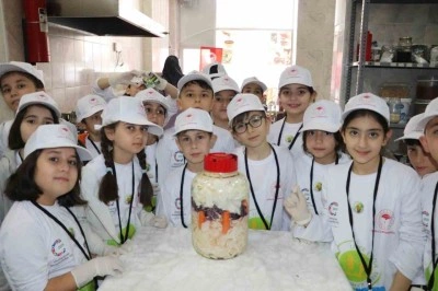 Sivas&rsquo;ta minikler turşu kurup tarhana paketledi