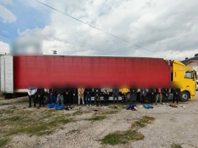 Sivas&rsquo;ta tır dorsesinde 18 ka&ccedil;ak g&ouml;&ccedil;men yakalandı, s&uuml;r&uuml;c&uuml;ler tutuklandı