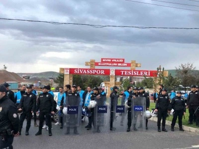 Sivasspor taraftarından tesislerin önünde protesto