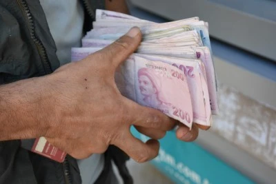 Siverek’te Örnek Davranış: ATM’de Buldukları 37 Bin TL’yi Polise Teslim Ettiler