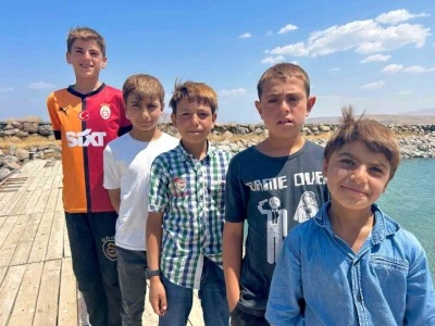 Sodalı su çocukların saçlarını sarıya boyuyor