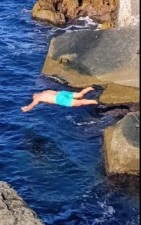 Soğuk havaya aldırış etmeden denize girdi