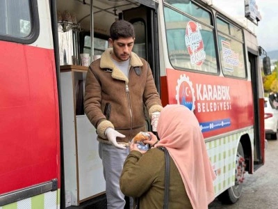 Soğuk sabahlar belediyenin &ccedil;orba ikramıyla ısınıyor