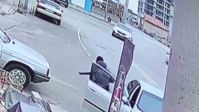 Sokak ortasındaki silahlı çatışma kamerada: 1 yaralı