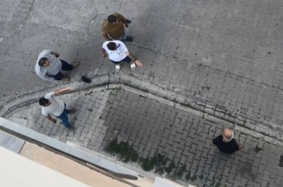 Sokak ortasında eski koca dehşeti: Eşini bıçakla rehin aldı