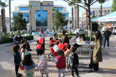 S&ouml;ke&rsquo;de Belediye Meydanı renkli g&ouml;r&uuml;nt&uuml;lere sahne oldu