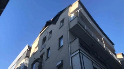 Söke’de fırtına apartman çatısını uçurdu