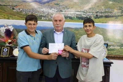 Şölen balonunu bulan gençlere ilk ikramiyeleri aldılar