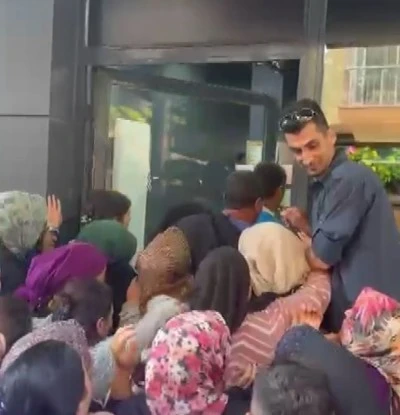 Soma’da İndirimli Mağaza Açılışında İzdiham: