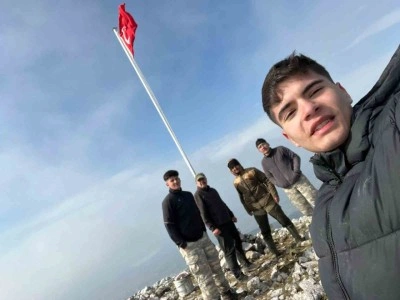 Soma’nın zirvesinde Türk bayrağını dalgalandırdılar