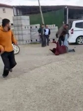 Sopalarla birbirlerine acımasızca vurdular... O anlar kamerada