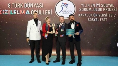 Sosyalfest&rsquo;e T&uuml;rk D&uuml;nyası Kızıl Elma &Ouml;d&uuml;lleri&rsquo;nde prestijli &ouml;d&uuml;l