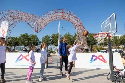 ’Sporbüs’ alışveriş merkezinde çocuklarla buluştu