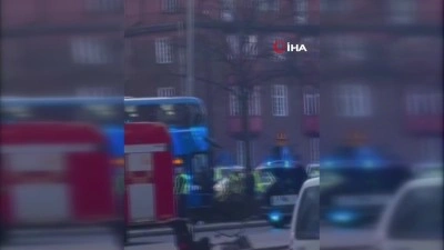 Stockholm&rsquo;de &ccedil;ift katlı otob&uuml;s durağa daldı: En az 1 ağır yaralı