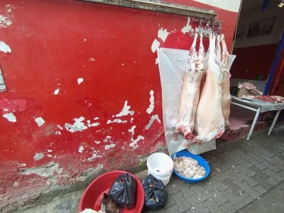 Sur&rsquo;da A&ccedil;ıkta Et ve Tavuk Satışı Tartışma Yarattı