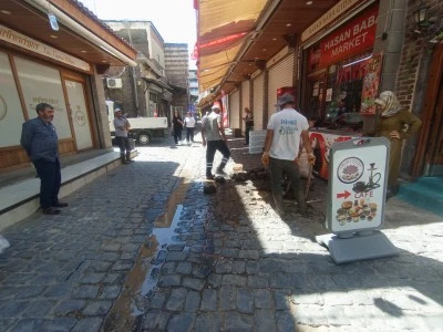 Sur'da Ağır Tonajlı Ara&ccedil; Alarmı: Yol &Ccedil;&ouml;kt&uuml;, Su Hattı Patladı