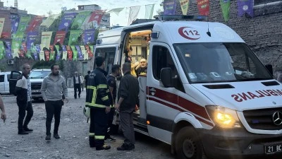 Sur&rsquo;da Apartman Yangını: İtfaiye Eri Yaralandı