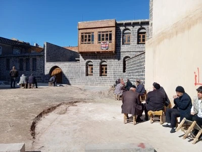 Sur&rsquo;da boş alan a&ccedil;ık hava kahvehanesine d&ouml;n&uuml;şt&uuml;
