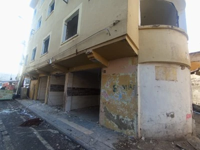 Sur&rsquo;da hasarlı bina vatandaşları tedirgin ediyor