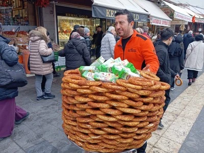 Sur&rsquo;da her g&uuml;n &uuml;cretsiz simit ve meyve suyu dağıtılıyor