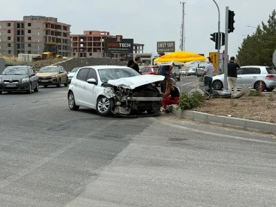 Sur’da kamyonet ve otomobil Kafa Kafaya Çarpıştı