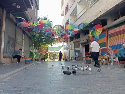 Sur&rsquo;da molozların yerini renkli şemsiyeler aldı
