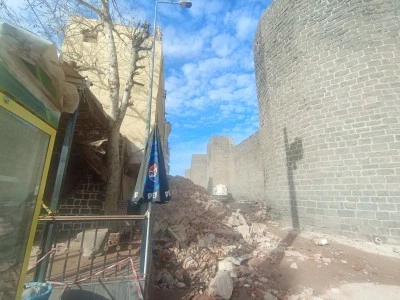 Sur&rsquo;da Tehlike Sa&ccedil;an O Bina Yıkılıyor